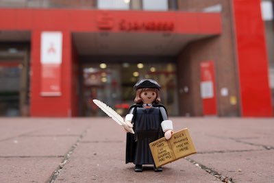 Luther-Figur vor Sparkasse Foto Johannes Hoffmann