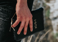 danylo-suprun - unsplash Bibel in der Hand