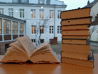 Bücherstapel.jpg