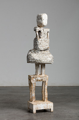 Stehende Figur im Kleid, 1998, 2005, Kastanie, Wachs, weiß gefasst, 114,5 x35 x31,5 cm.JPG