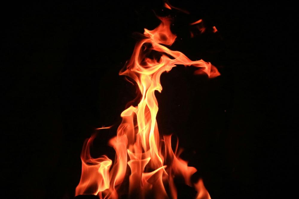Feuer-cullan-smith-uNsl7UOr_Ec-unsplash.jpg