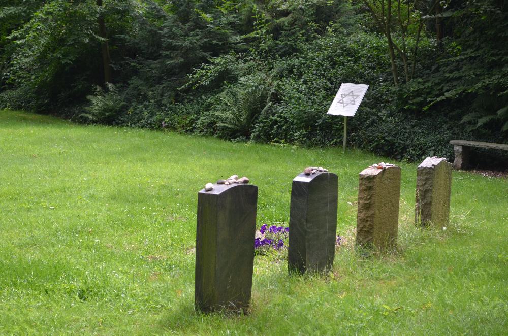 Gräber auf dem jüdischen Friedhof