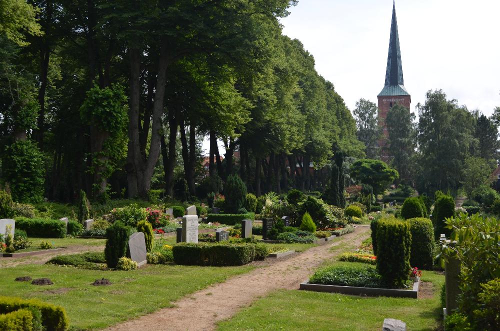 Sommer: Friedhof an der Marienkirche