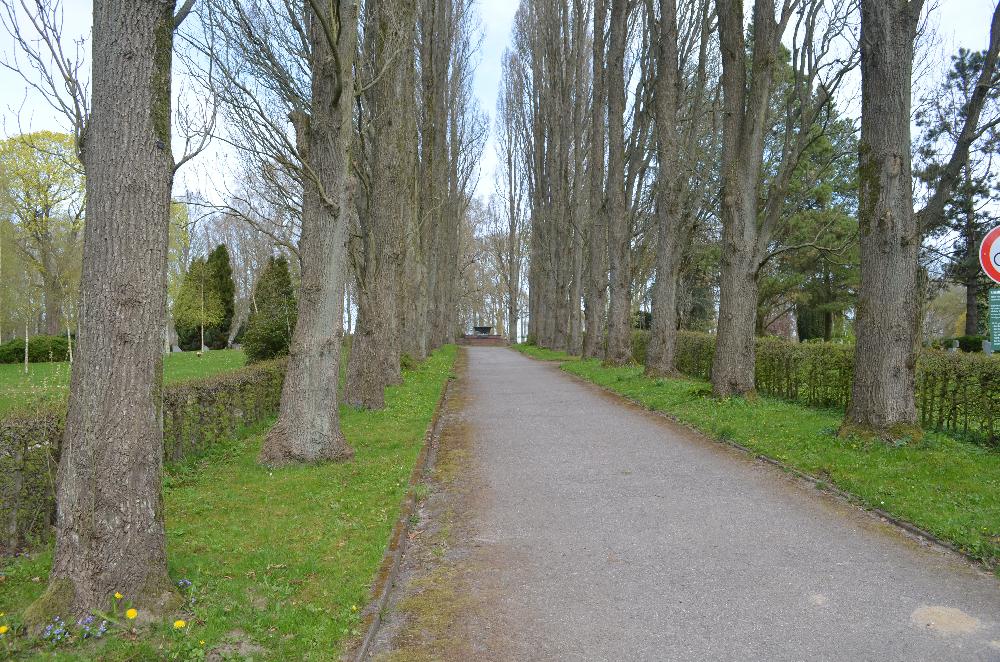 Frühling: Eingang Friedhof Kastanienweg