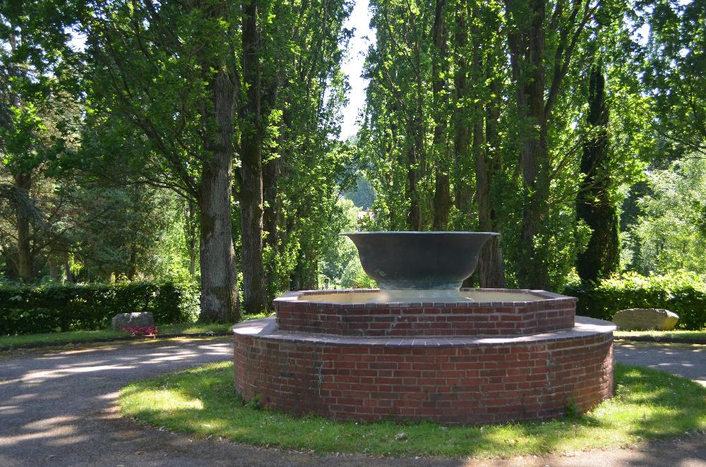 Sommer: Ehrenanlage Dramburger Brunnen 