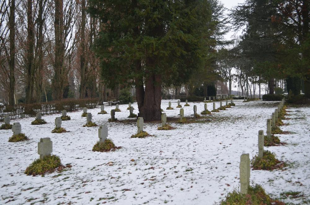 Winter: Gräber der Fremdarbeiter am Kastanienweg