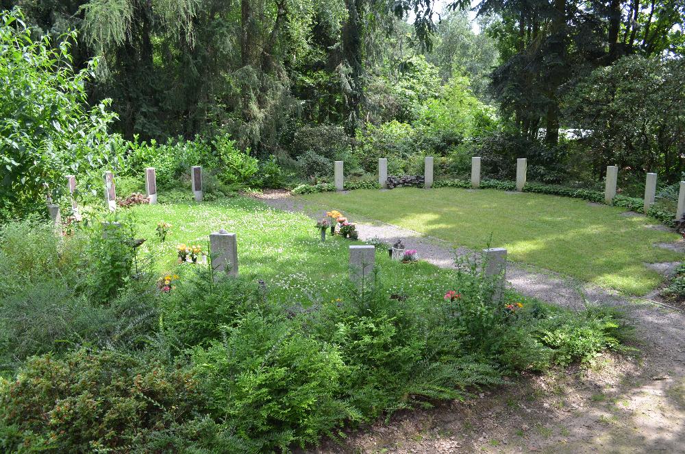 Sommer: Urnenfeld halbanonym