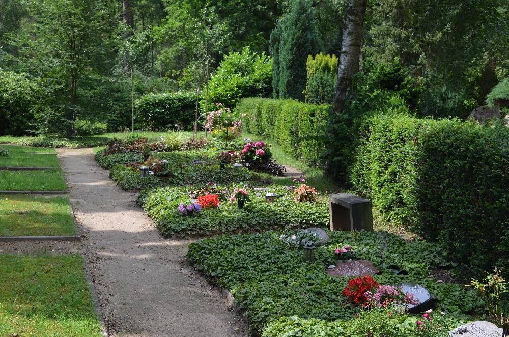 Sommer: Urnenfeld und Kirschgarten auf dem Ihlwaldfriedhof