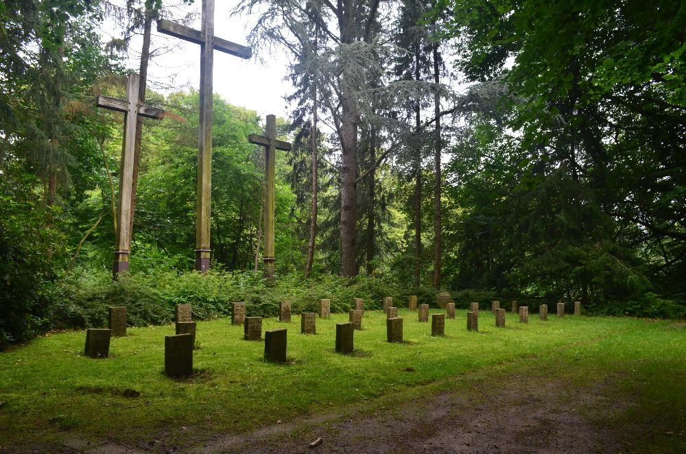 Ehrengräber auf dem Friedhof am Segeberger See